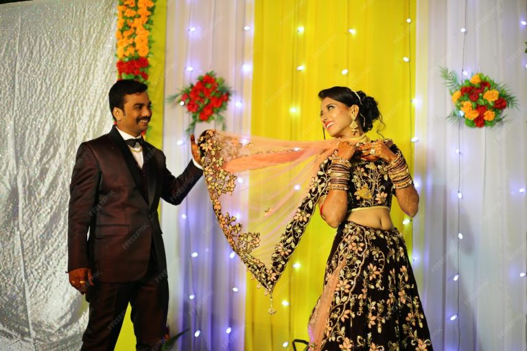 imgi_213_cheerful-couple-wedding_1048944-10394580