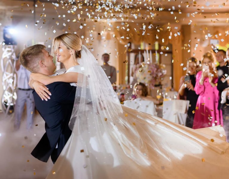 imgi_498_bride-couple-waving-while-dacning-with-confetti_8353-12337